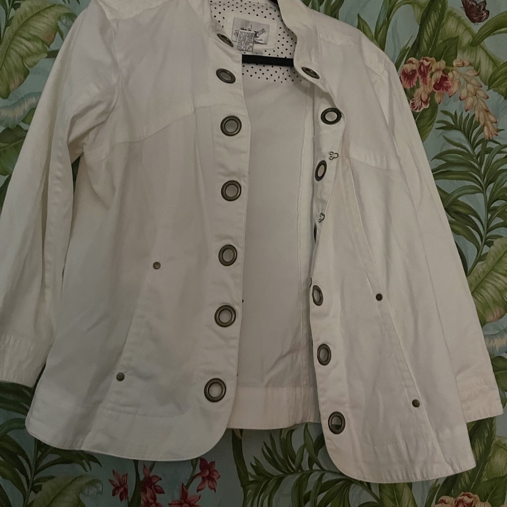 Elegant White Button-Accent Blazer